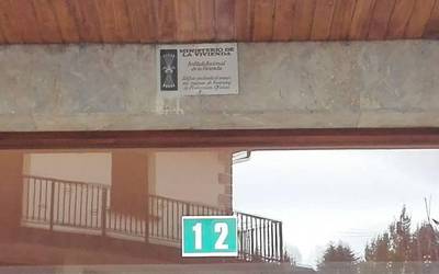 Berako Udalak frankismoko hainbat plaka kendu ditu herriko etxebizitza batzuetatik