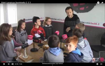 Patxi Larrainzar ikastetxeko 2. c gelako ikasleak, irratian