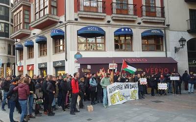 Alde Zaharreko hotel berriaren aurrean elkarretaratzea egin dute auzoak pairatzen duen egoera salatzeko