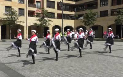 Dantzariz bete dira Lazkaoko kaleak Goierriko lehenengo dantzarien topaketarekin