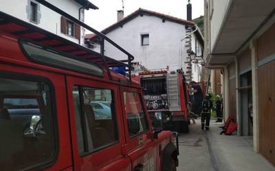 Etxebizitza bateko tximiniak su hartu du Goizuetan