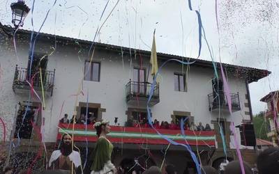 Goierri Gorriko jokalariek eman zieten hasiera herriko San Prudentzio jaiei txupinazoa jaurtiz