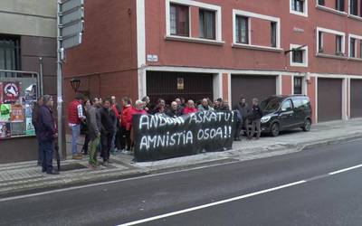 Andoni Goikoetxearen atxiloketa salatzeko elkarretaratzea egin dute