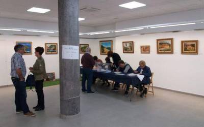 Herritarrak normaltasunez ari dira Espainiako Gorteetarako botoa ematen