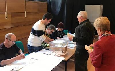 Herritarrak ari dira Espainiako Gorteetarako botoa ematen