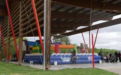 Jolas parkeak, azokak eta danborradak girotu dituzte Aiarako jaiak