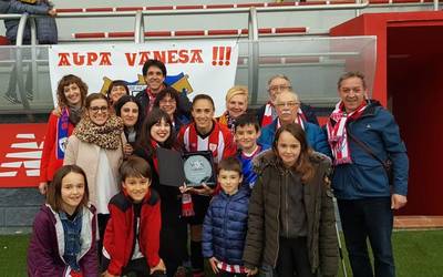 Vanesa Gimberti oroigarri bat eman dio Bergarako Athletic Club lagunartekoak