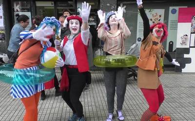 Mozorro festa kolorez eta musikaz alaitu zuten herritarrek