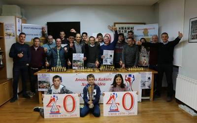 Anaitasuna Kakute Xake Taldeak bi txapelketa aurkeztu ditu, festa giroan