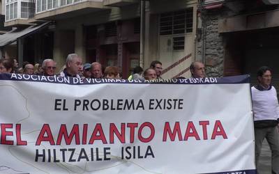 Amiantoren aurka, bi orduko lanuztea eta manifestazioa egin dituzte CAFeko langileek