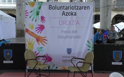 Boluntario azoka ospatu da Ordiziako plazan
