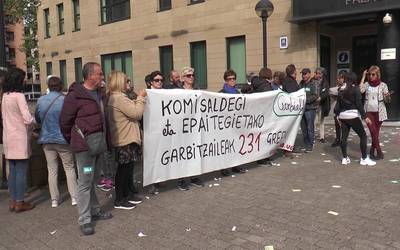 Epaitegi eta polizia etxeetako garbitzaileek soldata igoera eskatzeko mobilizazioetan jarraitzen dute
