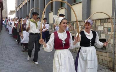 Dantza bai baina abestu ere egingo dute bihar bailarako dantza taldeek