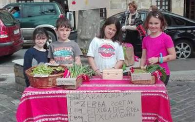 Ikastolako LH 1. eta 2. mailako ikasleek azokan barazkiak saldu dituzte
