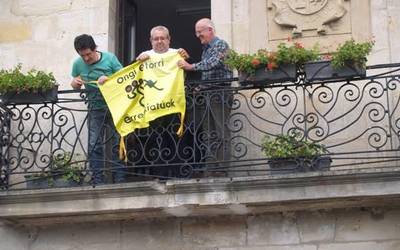 Hainbat alderdi politiko aho betean zabaltzen ari diren mezu xenofobo, atzerakoi eta antifeministek kezkatzen gaituzte