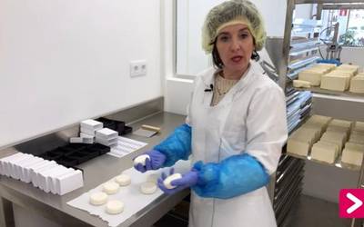 "Osagai naturalak dituztelako ilea zaintzen dute eta alternatiba berezia eta jasangarria dira gure xanpuak"
