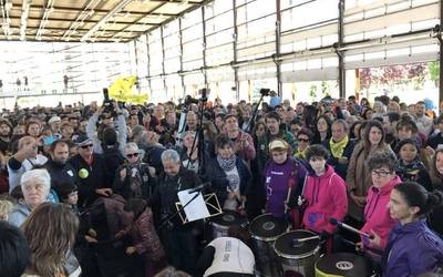 [BIDEOA] Milaka lagunek errefuxiatuen aldeko besarkada kolektibo hunkigarria egin dute Durangon