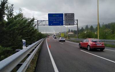 N1 errepidean, Altsasu parean, Gasteizko norabidean auto-ilarak sortu dira garabia batek su hartu ondoren