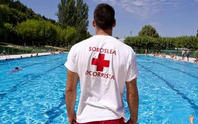 Donamariako igerilekuan lan egiteko bi sorosle behar dituzte