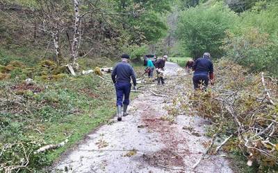 Aitzinera segitzen du Etxalarren Karmenen baserrirako bidea prestatzeko auzolanak