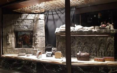 “La pequeña Suiza” filmaren atrezzoa, Artziniegako saltokietan ikusgai