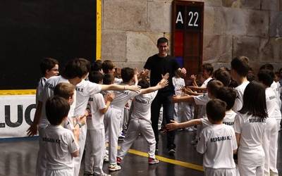 Beñat Rezustari omenaldia argazkitan
