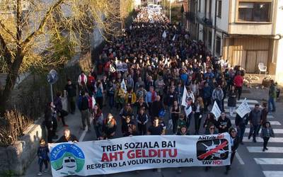 Gasteizko AHTren kontrako manifestaziora autobusak antolatu dituzte