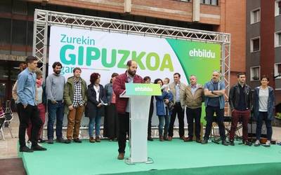 Pertsonak erdigunean jartzearen alde agertu dira EH Bilduko kideak Bergaran