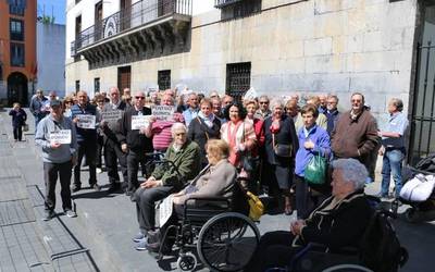 «Duintasuna» eskatzeko, elkarretaratzea egin dute pentsiodunek