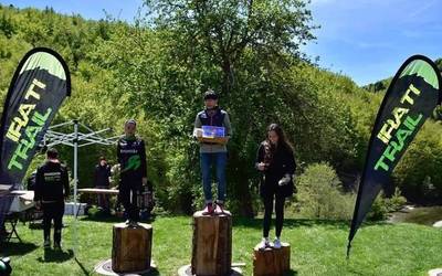 Amaia Razkin eta Ioana Lopez Irati Traileko podiumean