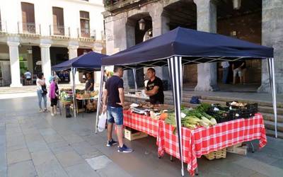 Baserritarrek produktu ekologikoen merkatua berriz egingo dute larunbatero