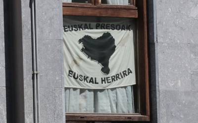 Presoen aldeko 200 banderola jartzeko erronka bete nahi du Sarek