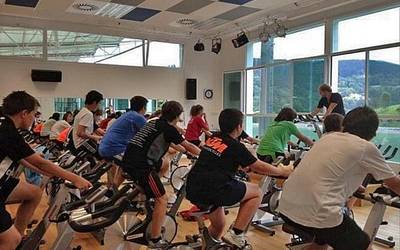 Ume eta gazteentzako aerobik, zumba, spinning eta igeriketa ikastaroak antolatu dituzte udarako