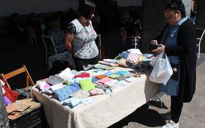 Beraiek egindako hainbat produktu saldu dituzte Goenetxe fundazioko kideek