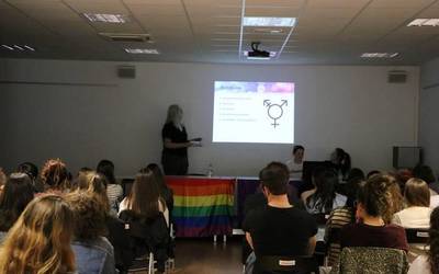 Rina Cabezak sexuz aldatzeko pausoak azaldu ditu, dozenaka lagunen aurrean
