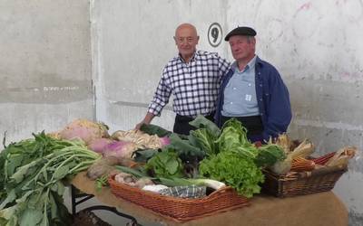 Herriko baserrietako produktuekin azoka egin dute San Gregorion San Isidro egunez