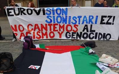 Palestinarrei elkartasuna adierazteko elkarretaratzea egin dute Iruñean