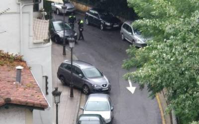 Auto batek aparkatuta zeuden hainbat autoren aurka jo du