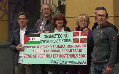 5.500 euroko txekea eman dio aurten Donostiako Sahara Herriaren Aldeko Lagunak Elkarteari