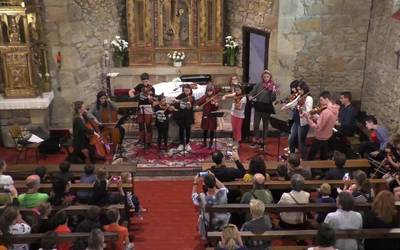 Sokazko instrumentu eta soinu kontzertua eskaini zuen Lazkao Txiki Musika Eskolak San Prudentzio ermitan