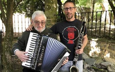 Siriako musikarientzako tresnak biltzen ari dira
