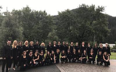 Abesbatzaren eta gitarraren doinuak Udaberriko Musikaldian