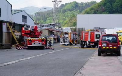 Irudietan: Sutea izan da Ubegun industriaguneko egur enpresa batean