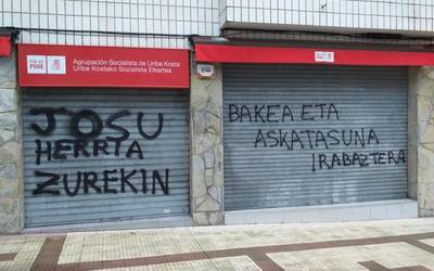 Pintadak egin dituzte Sopelako PSE-EEren egoitzan, beste behin