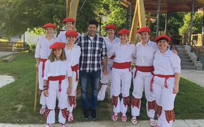 Mañariko ezpatadantzarien taldea plazara  irten da, Aste Kulturala aitzakia hartuta