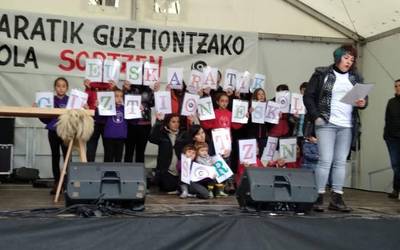 Sortzen festa euriak zapuztu zuen eta orain diru ekarpenak egin daitezke