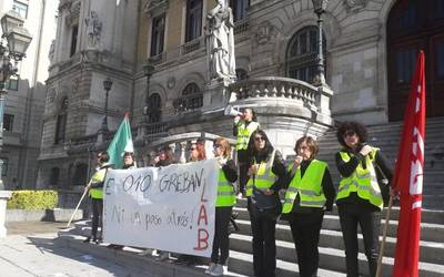 Lanalden eta Bilboko Udala 010 zerbitzuko grebalariak ordezkatzen ari dira
