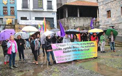 LGTBIfobia baztertzeko, plazara