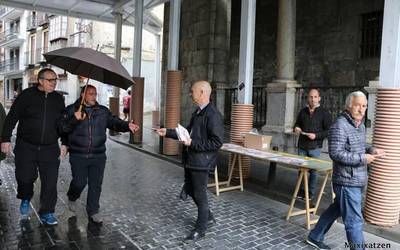 Azkoitia Baiko ordezkariak euren programa herritarrei eskura banatzen aritu dira