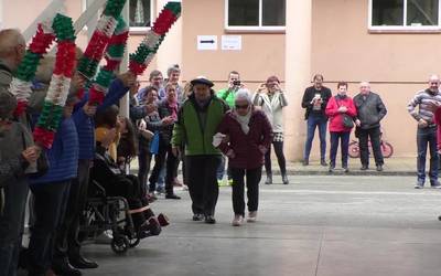 Legorretarrek Garmendia omendu zuten herriko kirolari emandako laguntzagatik